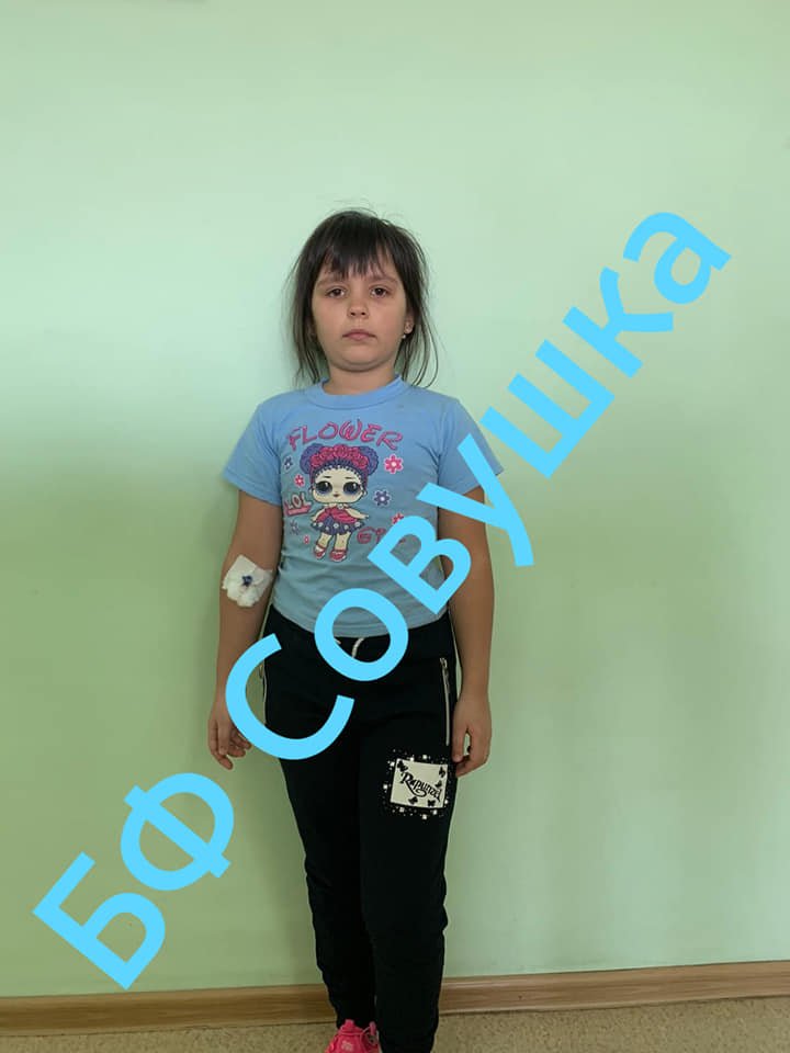 Девочка лежит в больнице уже год