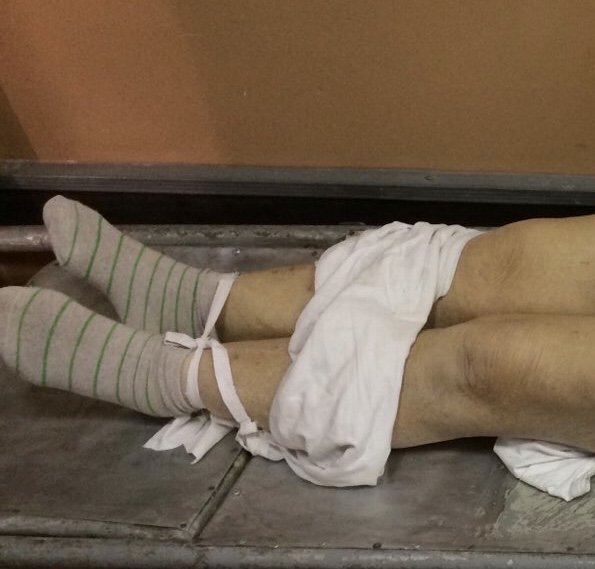 Из одежды остались только носки - серые в зеленую полоску