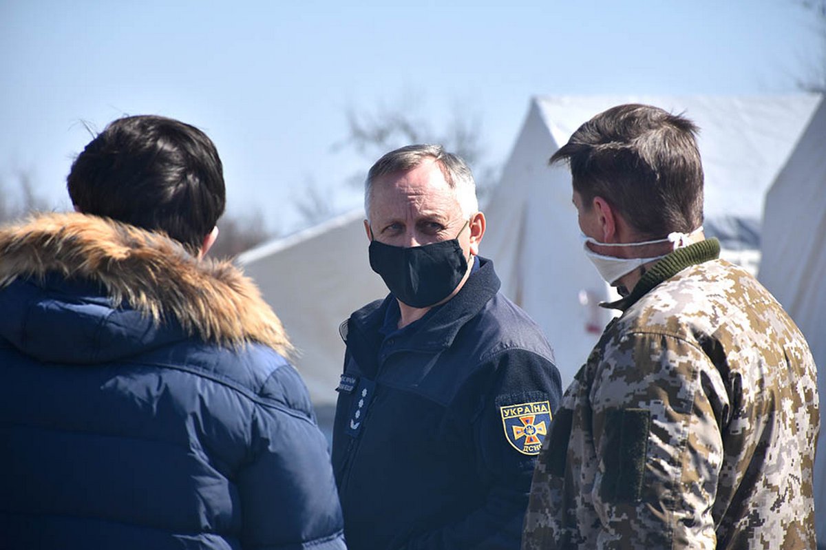 Лагерь включает в себя 65 палаток со всеми необходимыми условиями для жизни