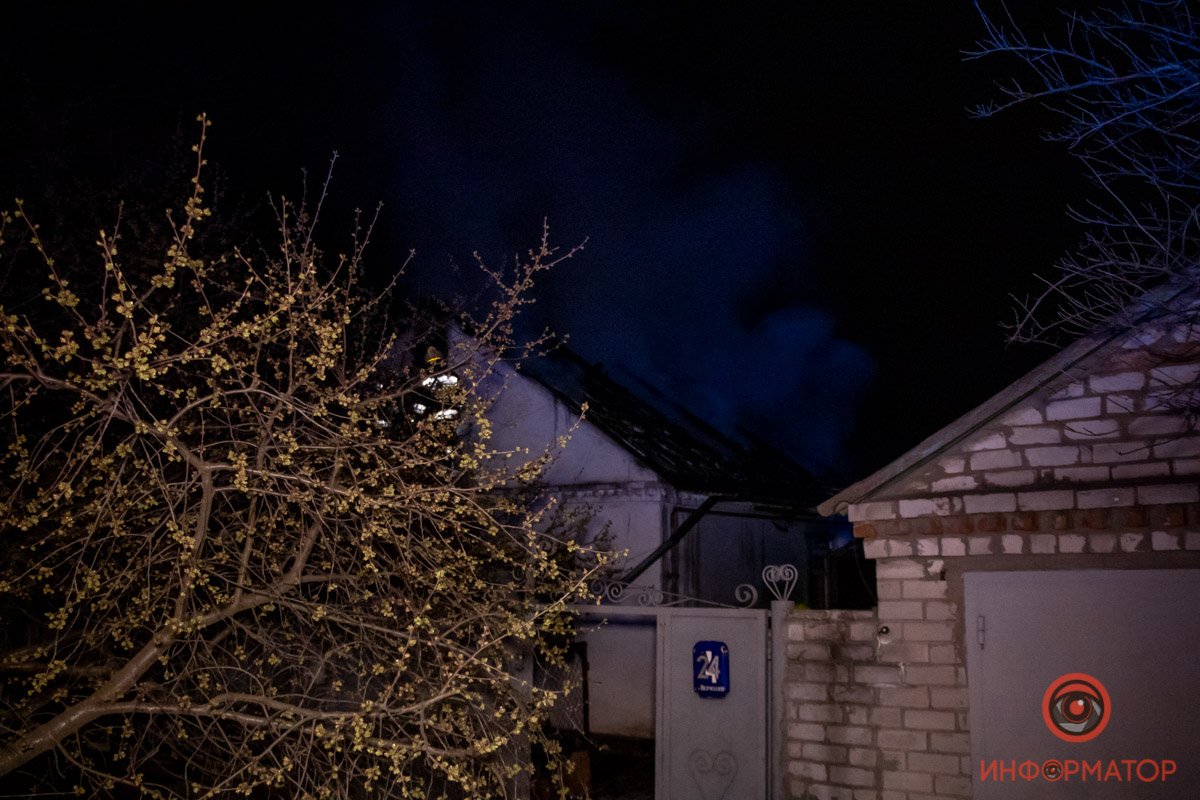 Пламя повредило крышу Пламя повредило крышу