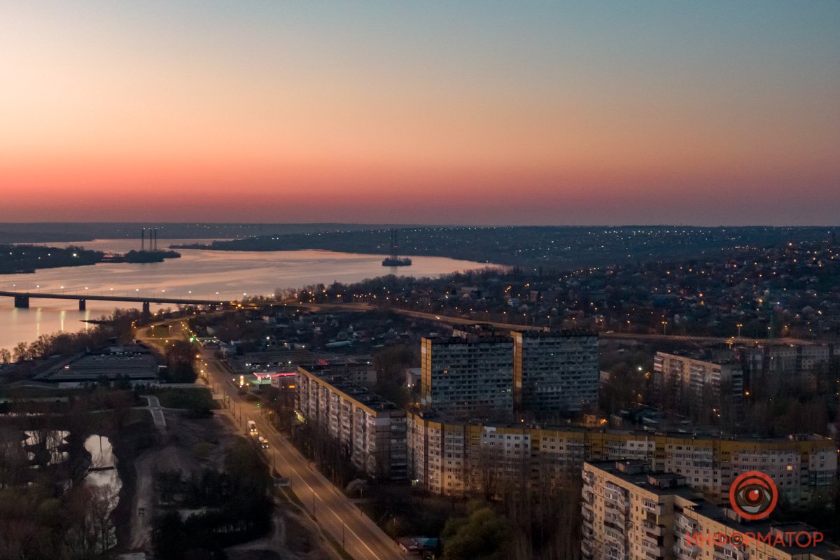 На небе появляются розовые блики