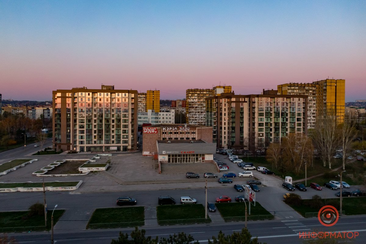 Солнечный свет отражается в стеклах