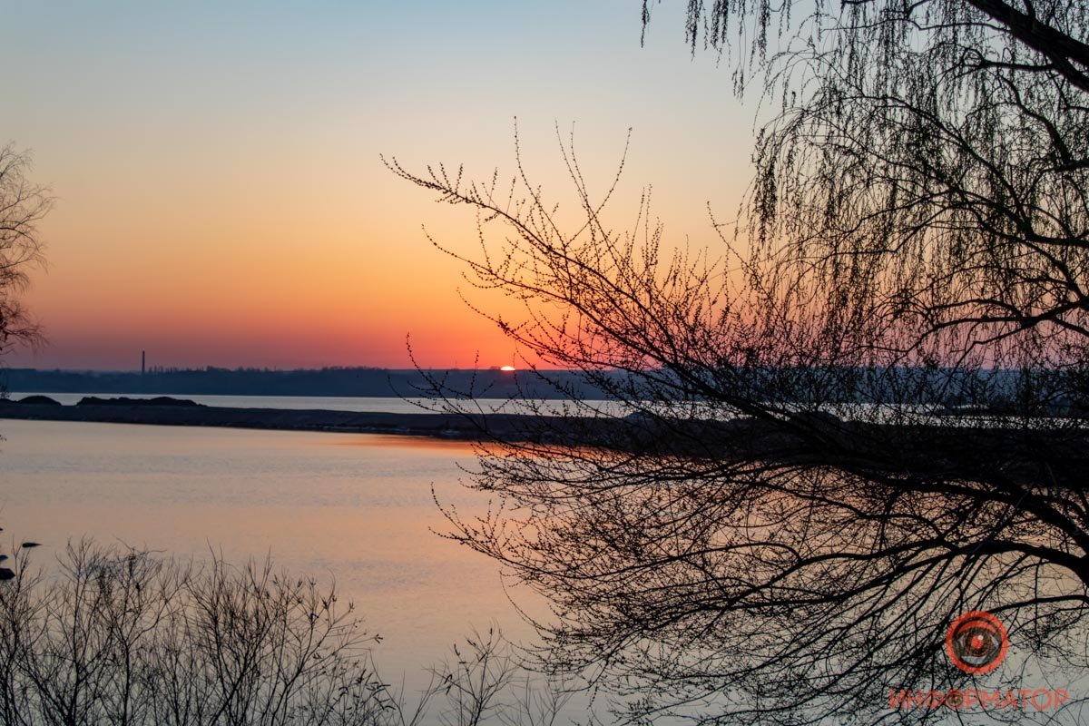 Белое яблоко поднимается