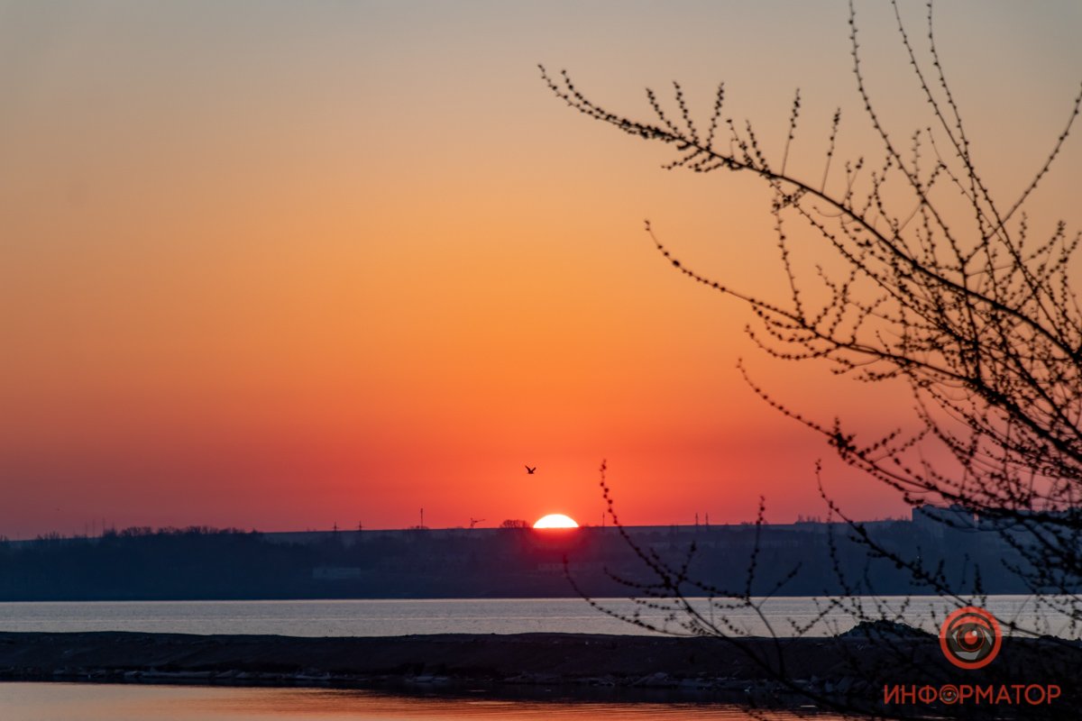 Выглядывает за горизонтом