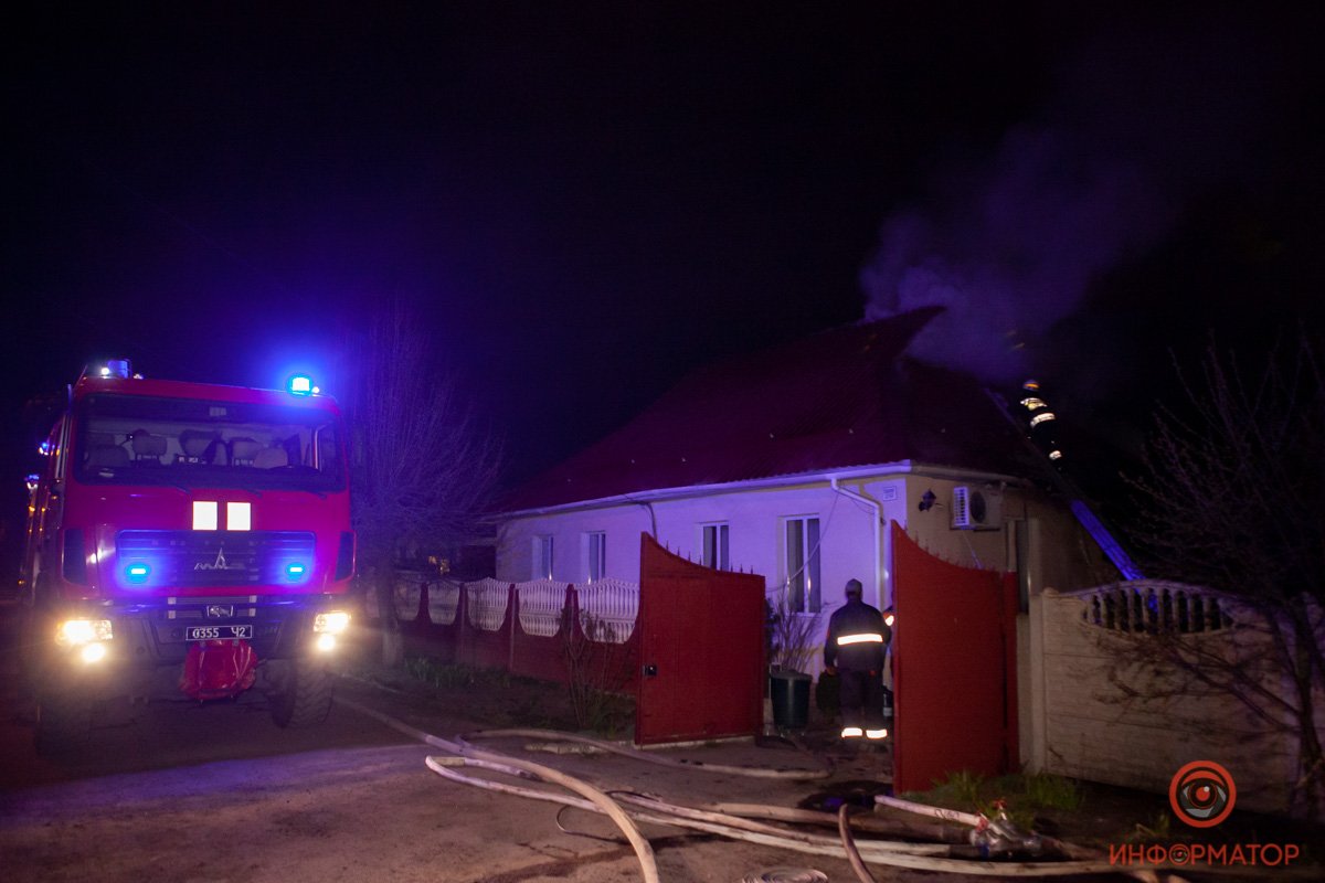 Спасатели тушили огонь в труднодоступных местах Спасатели тушили огонь в труднодоступных местах