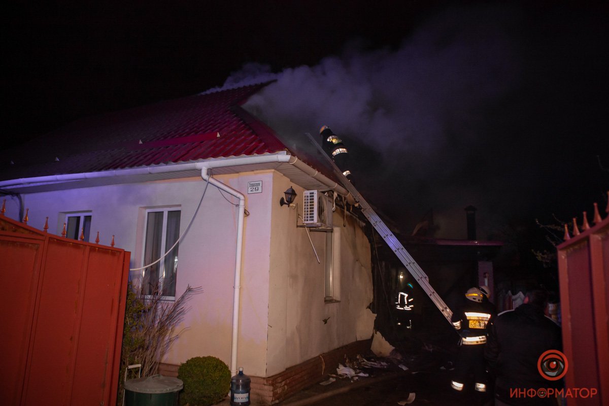 Пламя повредило не только дом, но и двор Пламя повредило не только дом, но и двор