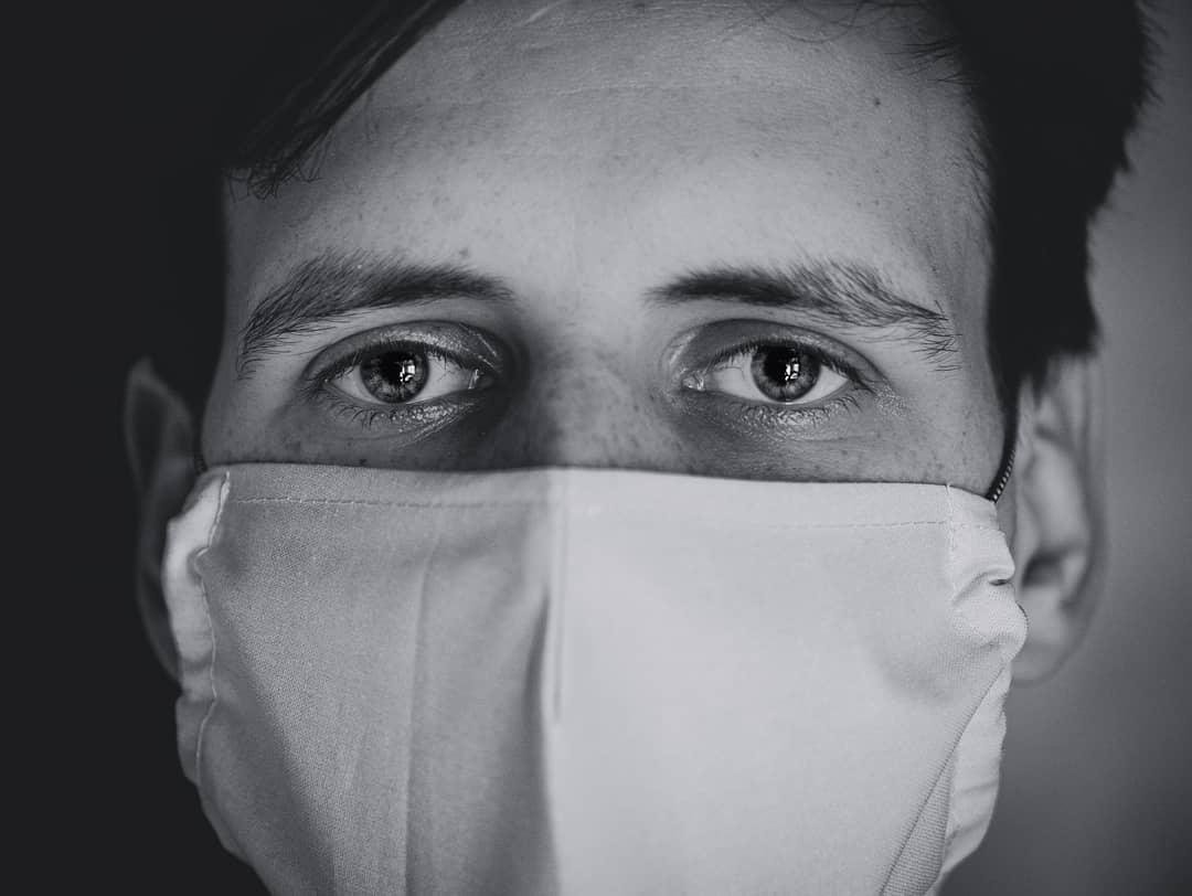 Карантин в глаз попал