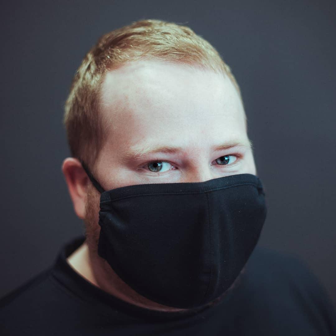 Посмотри на себя. И на меня. Да, я в маске