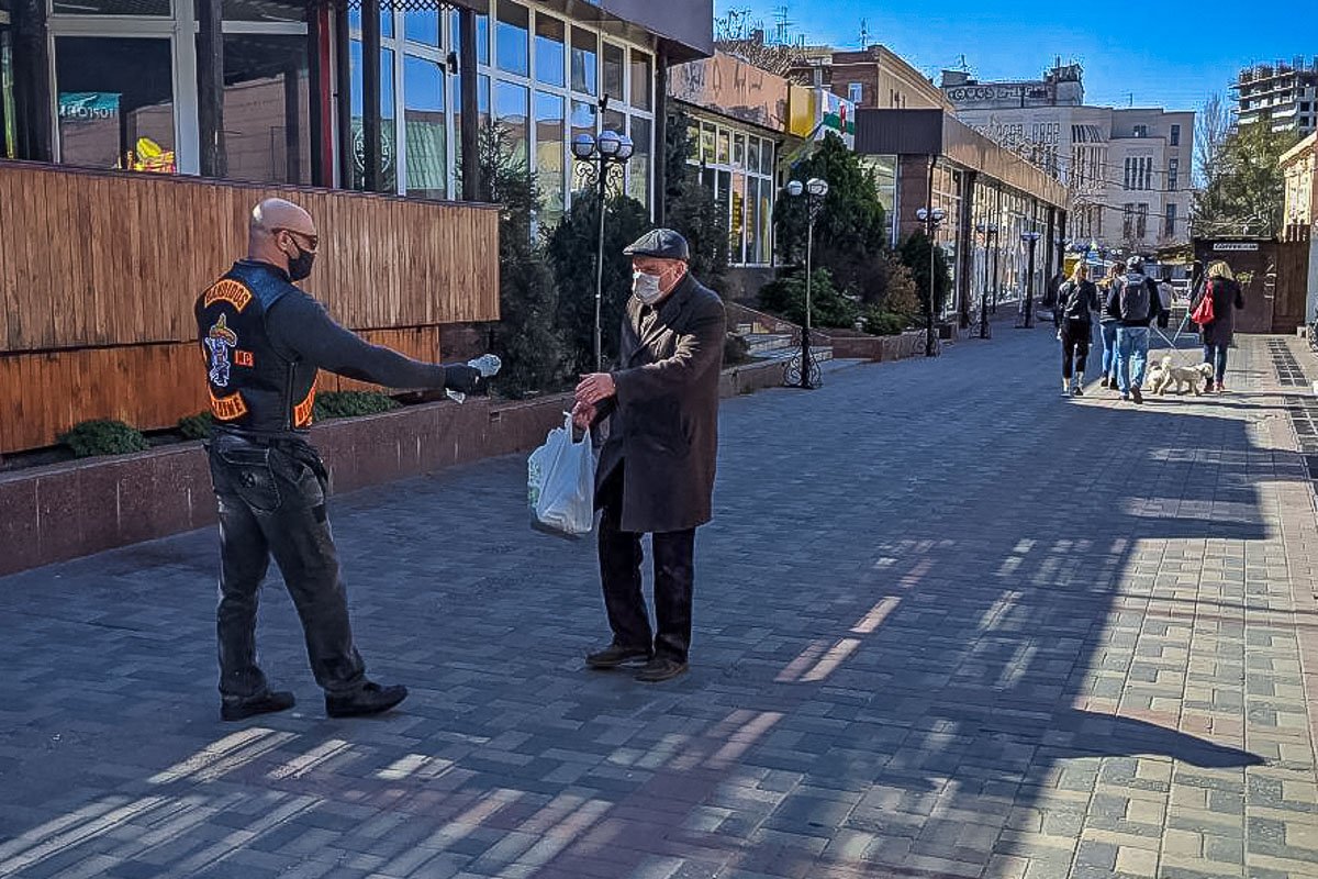 В первую очередь, помощь нужна пенсионерам и инвалидам