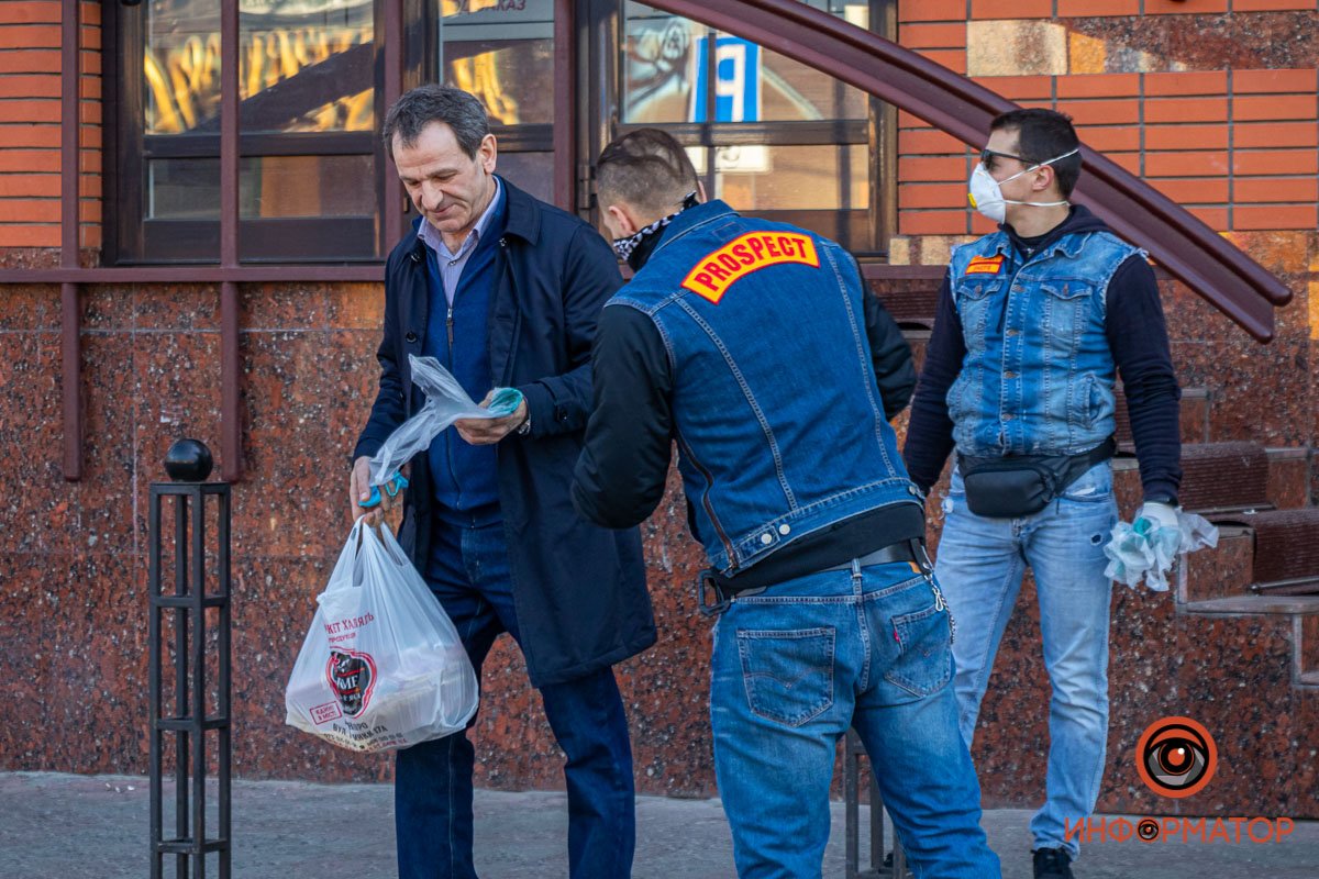 Прохожие получили маски и перчатки