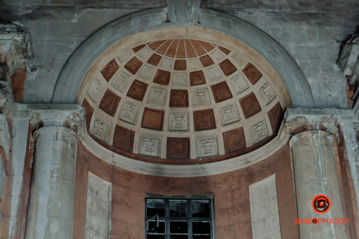 Архитектура здания действительно впечатляет