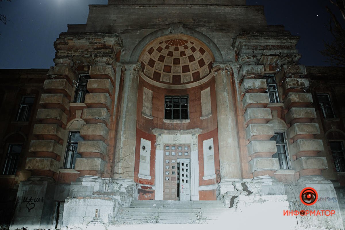 Будто дом с привидениями