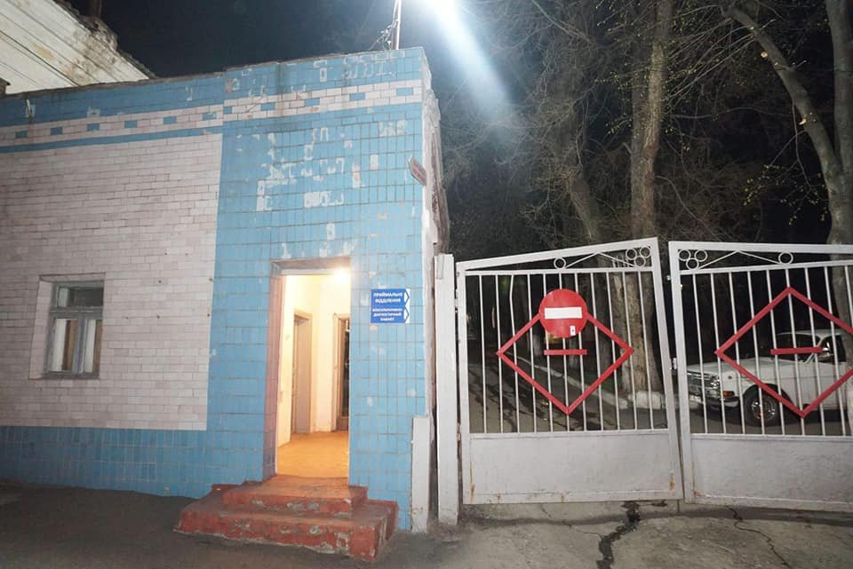 Спасатели обработали территории инфекционных больниц Днепра и Кривого Рога