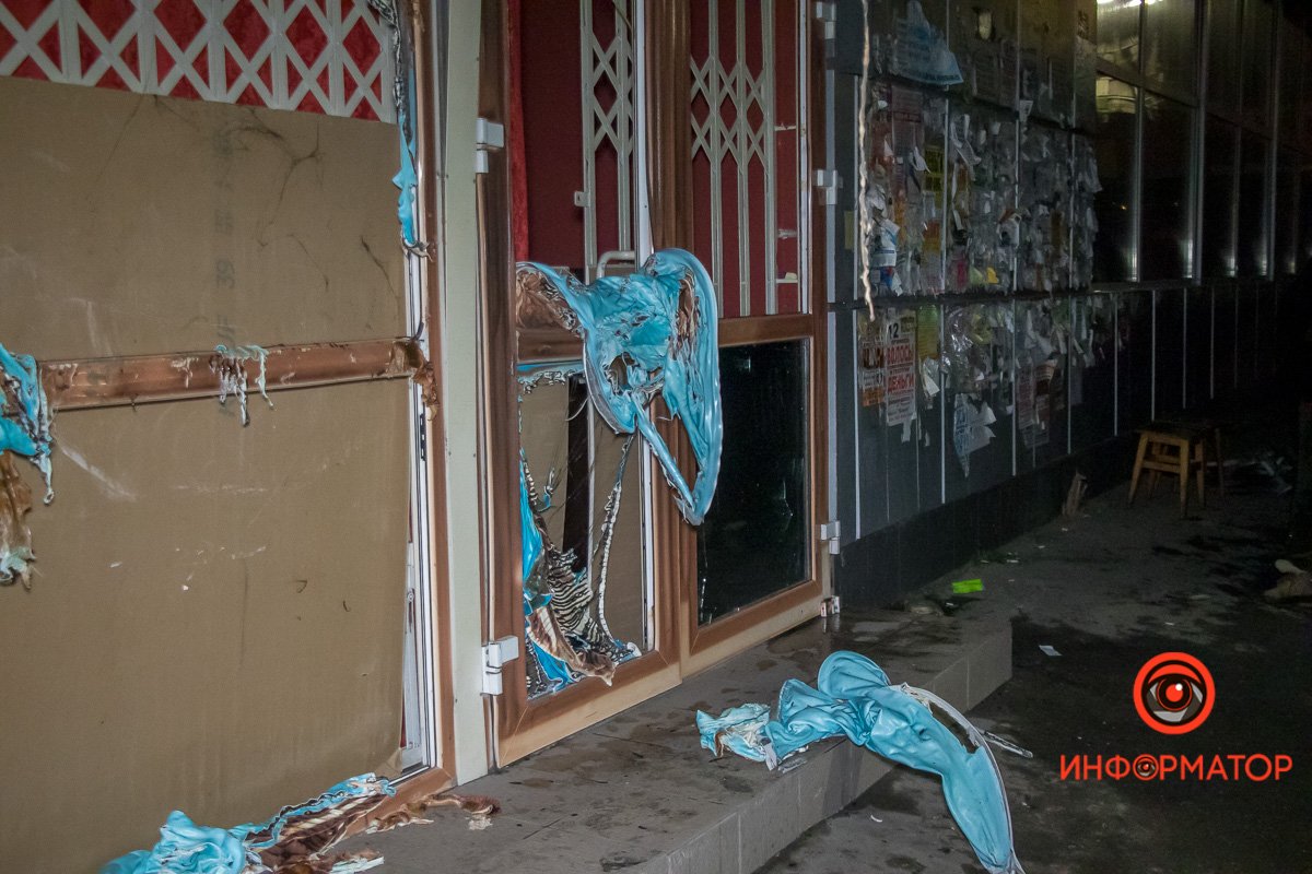 Огонь задел стенку соседнего здания Огонь задел стенку соседнего здания