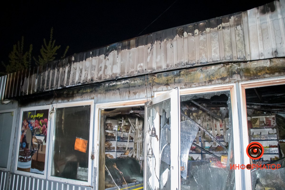 В одном из киосков продавали кондитерские изделия В одном из киосков продавали кондитерские изделия