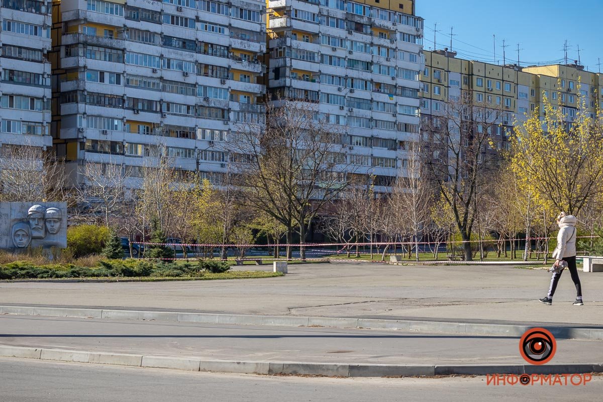 Парки и зоны отдыха оградили лентами