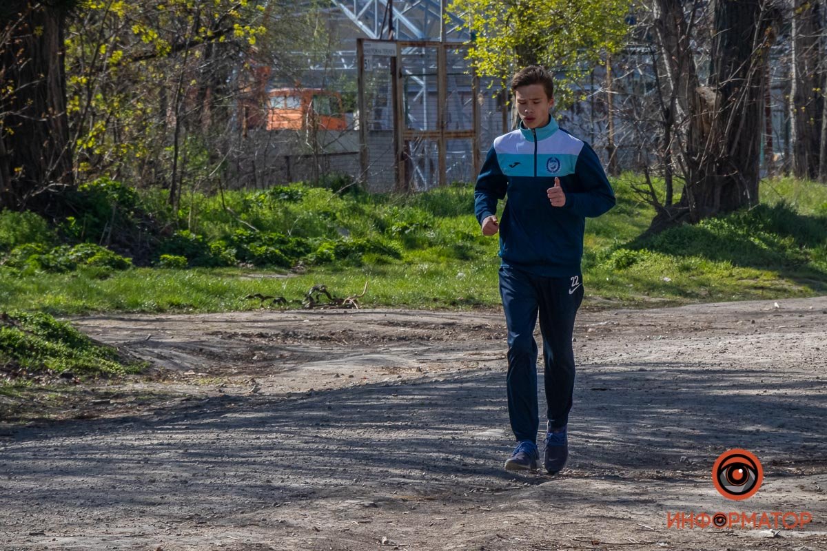 Бегать можно. Но в маске. И не в парке.