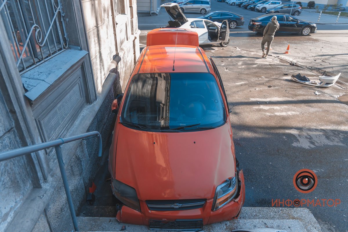Chevrolet вылетел на тротуар и врезался в ступеньки общежития