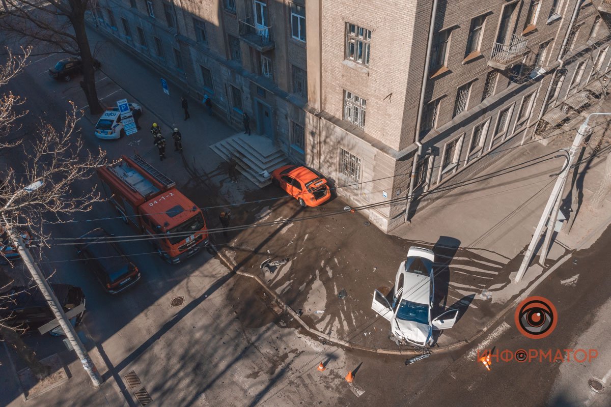 Спасатели смыли топливо с тротуара и проезжей части