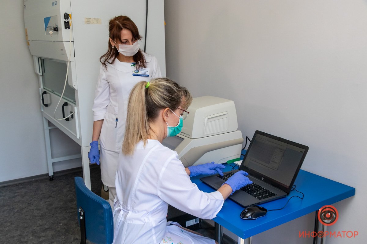 В режиме реального времени аппарат обрабатывает 90-100 анализов одновременно