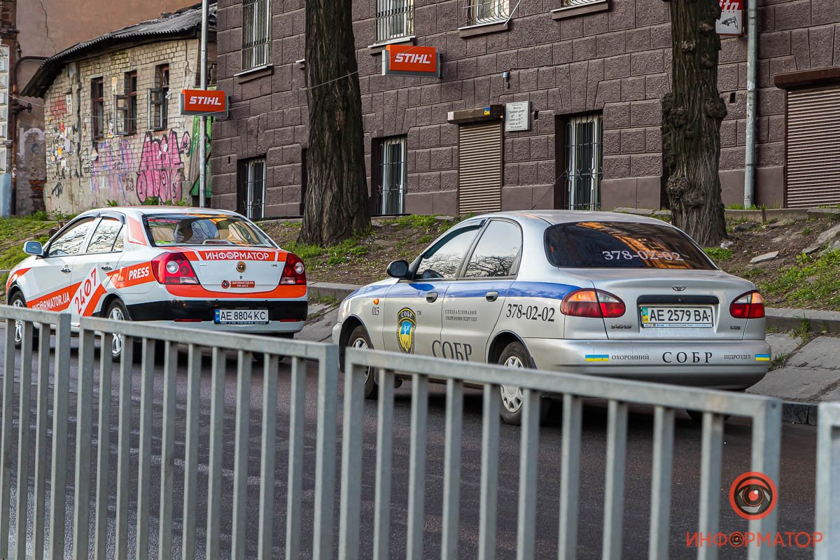 На место приехали представители охранной фирмы На место приехали представители охранной фирмы