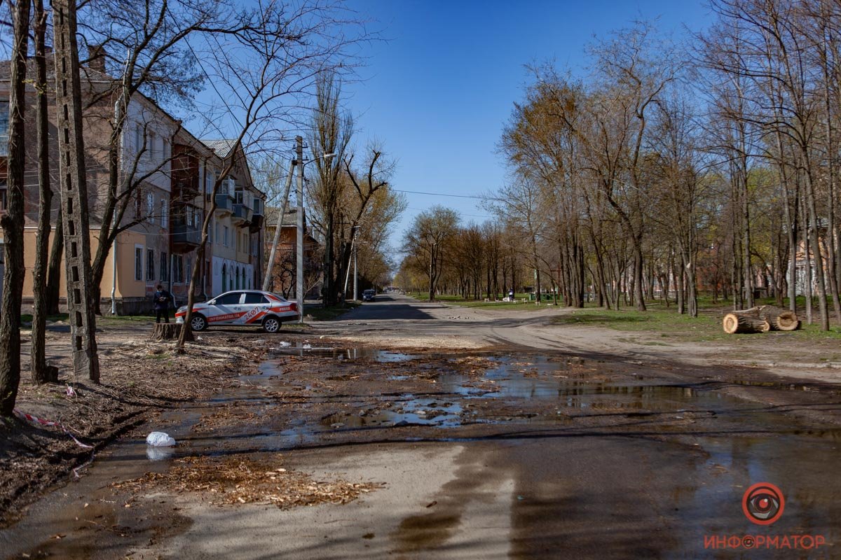 Вода течет по улице Новоорловской Вода течет по улице Новоорловской
