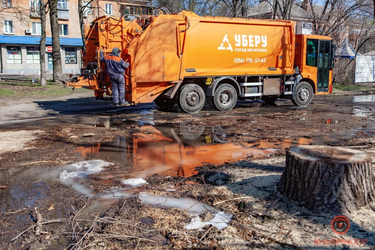 По словам работников аварийной службы, ремонту мешает дерево По словам работников аварийной службы, ремонту мешает дерево