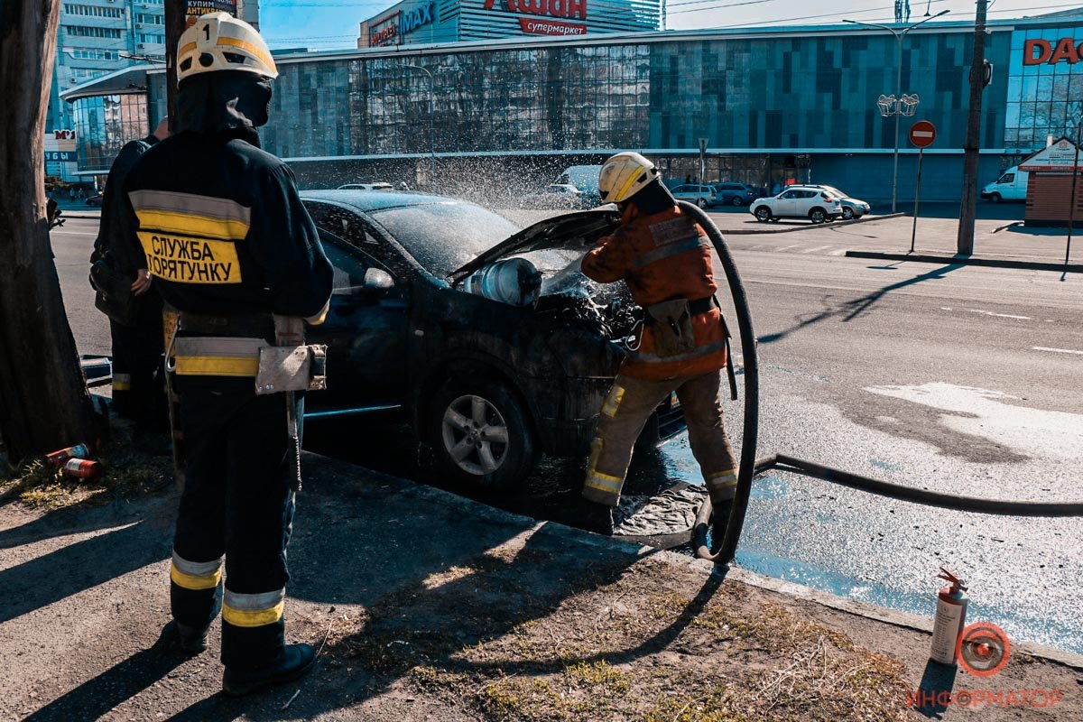 Nissan загорелся на ходу Nissan загорелся на ходу