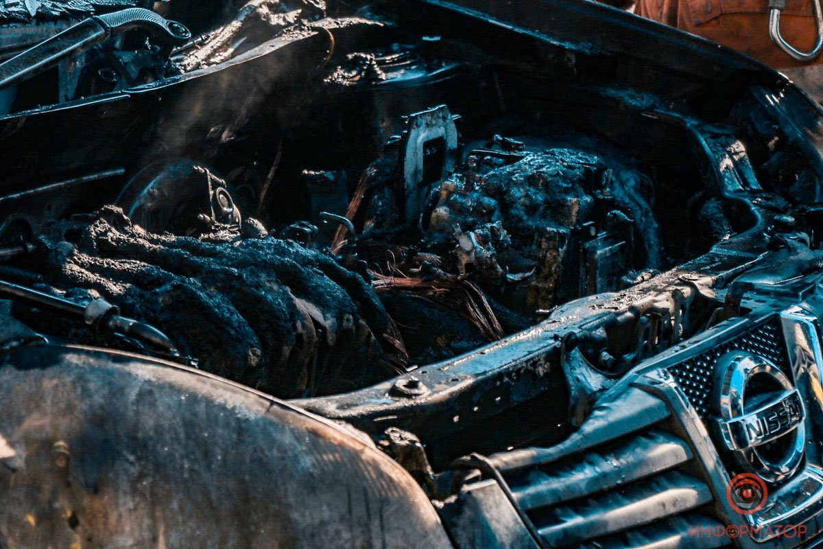 Возгорание произошло под капотом автомобиля Возгорание произошло под капотом автомобиля