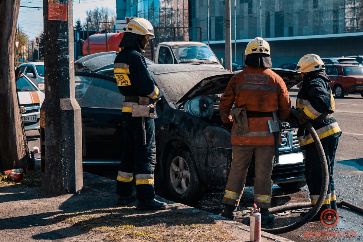 До приезда пожарных возгорание помогали тушить случайные свидетели случившегося До приезда пожарных возгорание помогали тушить случайные свидетели случившегося