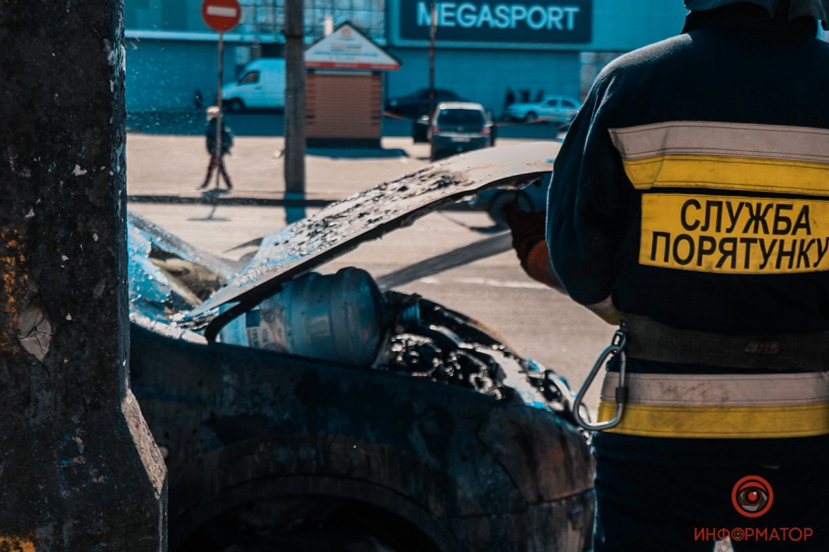 Пожар тушили 5 спасателей Пожар тушили 5 спасателей