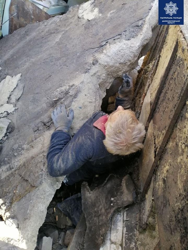 Мужчина работал на крыше дома, когда кровля провалилась и он оказался под завалами Мужчина работал на крыше дома, когда кровля провалилась и он оказался под завалами