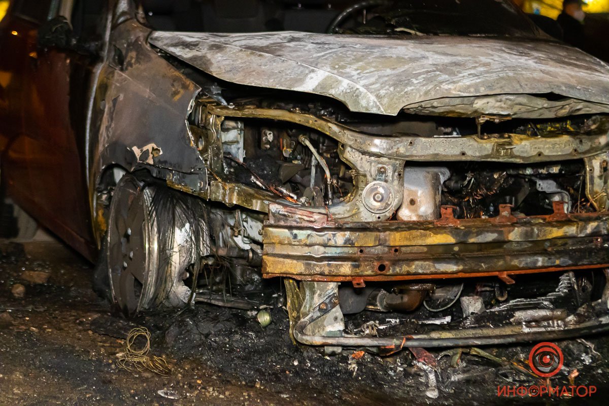 Практически полностью выгорела подкапотная часть Практически полностью выгорела подкапотная часть