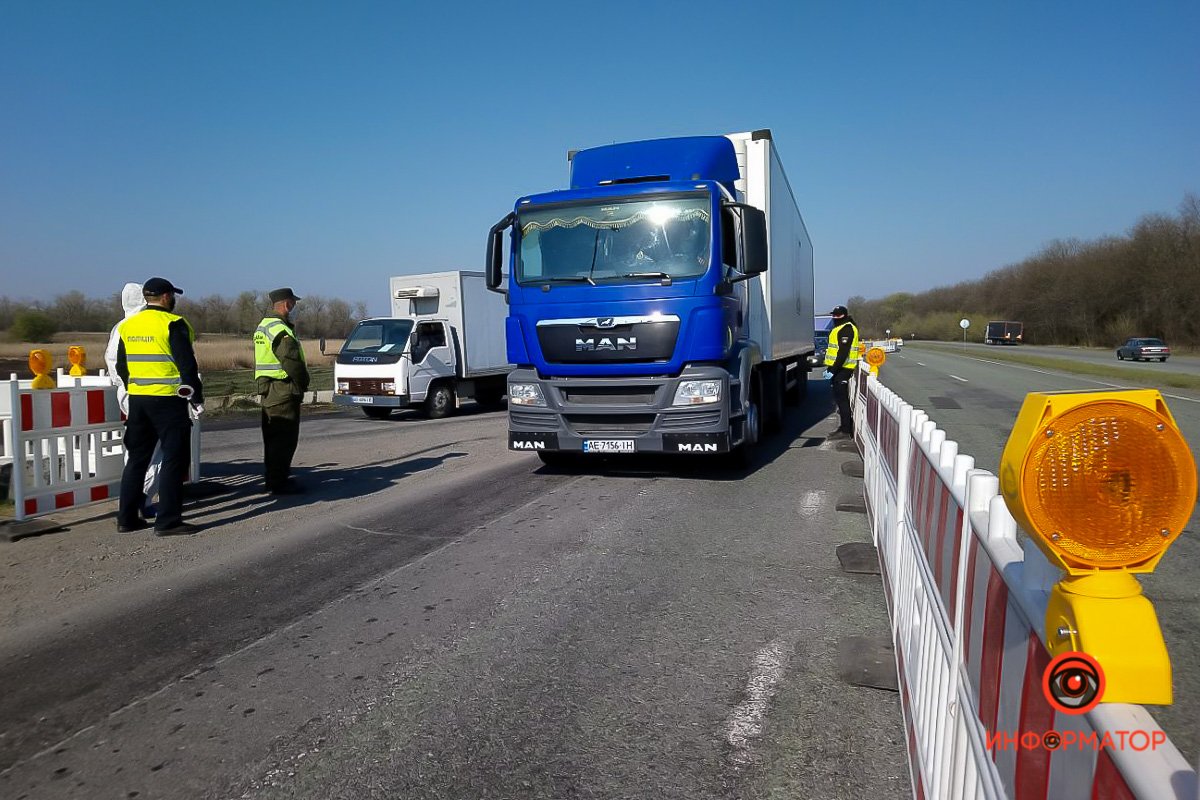 КПП оборудовали барьерным ограждением, дорожными знаками и биотуалетами КПП оборудовали барьерным ограждением, дорожными знаками и биотуалетами