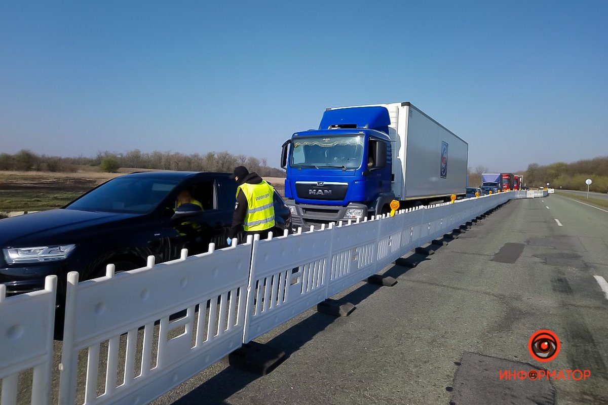 На блокпосте собирается небольшая очередь На блокпосте собирается небольшая очередь