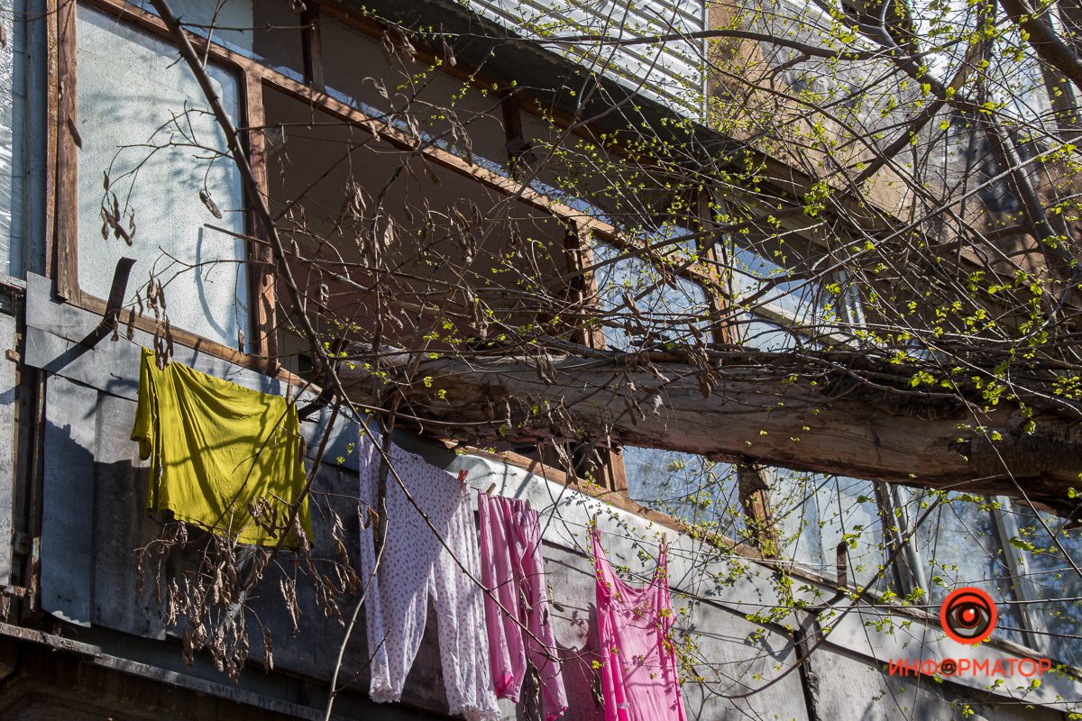 Жильцы дома ожидают аварийную службу