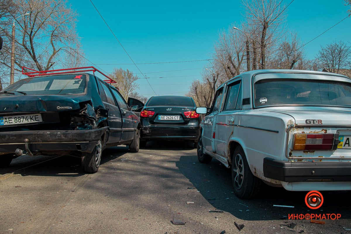 На проспекте Хмельницкого столкнулись ВАЗ, Fiat и Hyundai На проспекте Хмельницкого столкнулись ВАЗ, Fiat и Hyundai