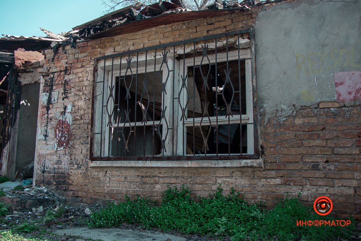 Как еще решетки не разобрали на металл 