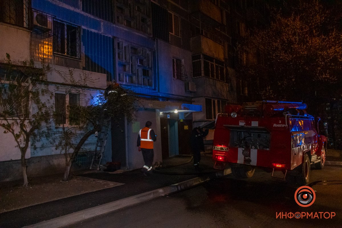 На месте работают спасатели