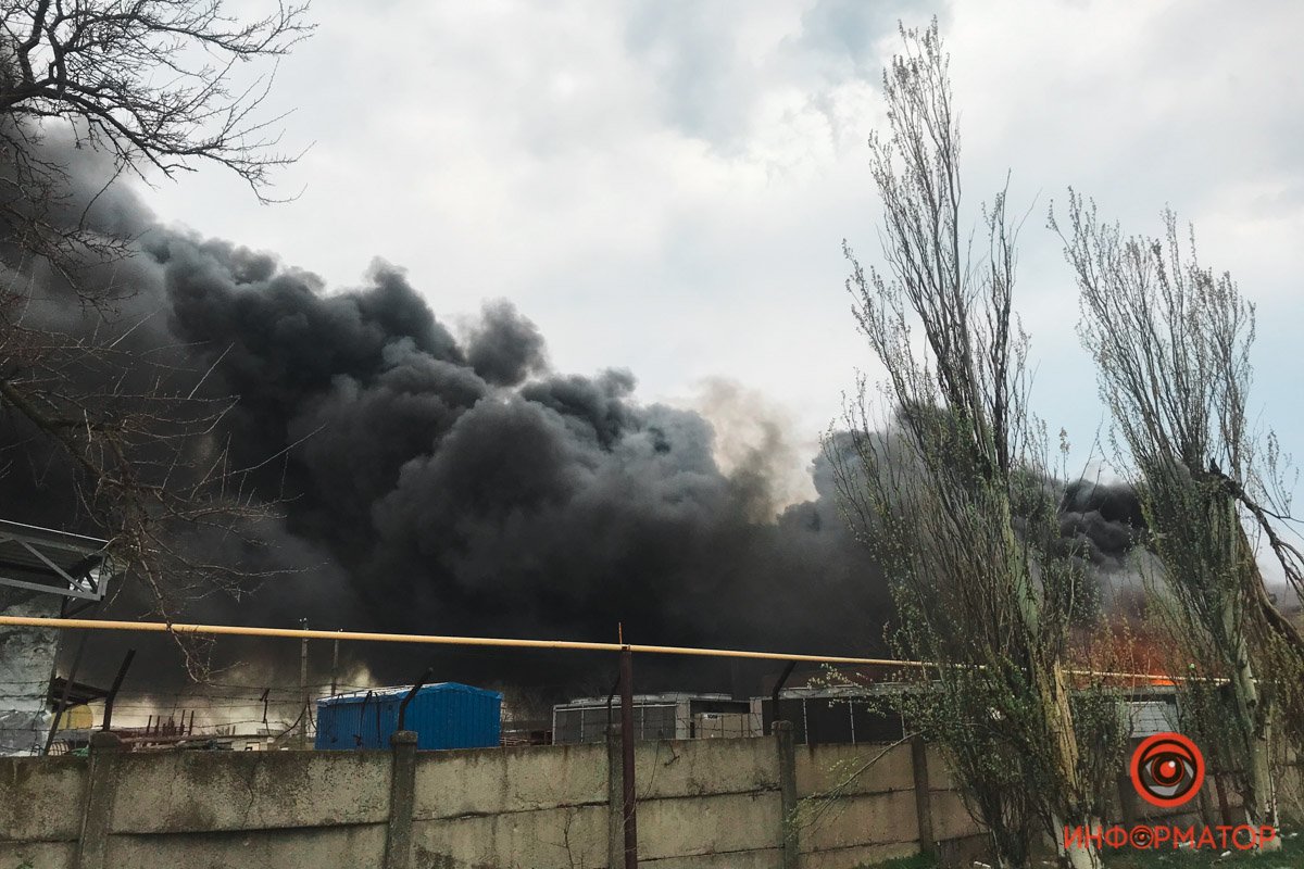 Большой пожар в Днепре возле авторынка: дым видно за километры 3