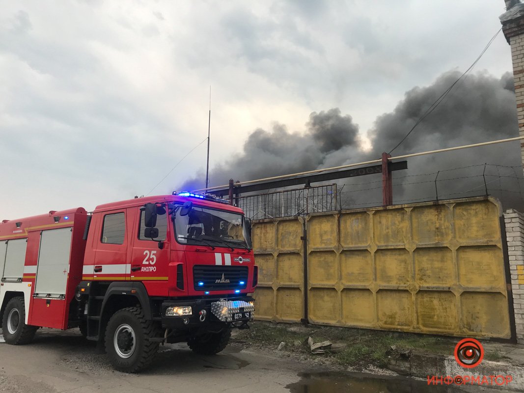 Большой пожар в Днепре возле авторынка: дым видно за километры 5
