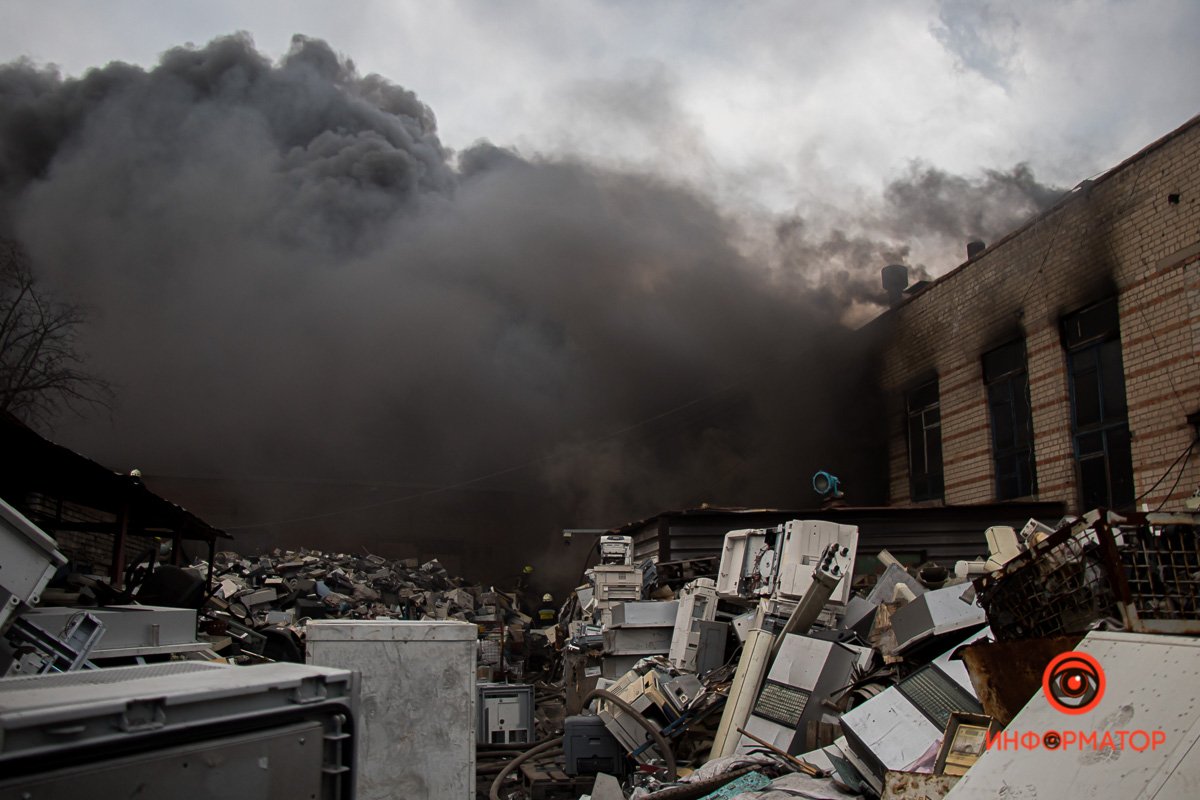 Территория захламлена