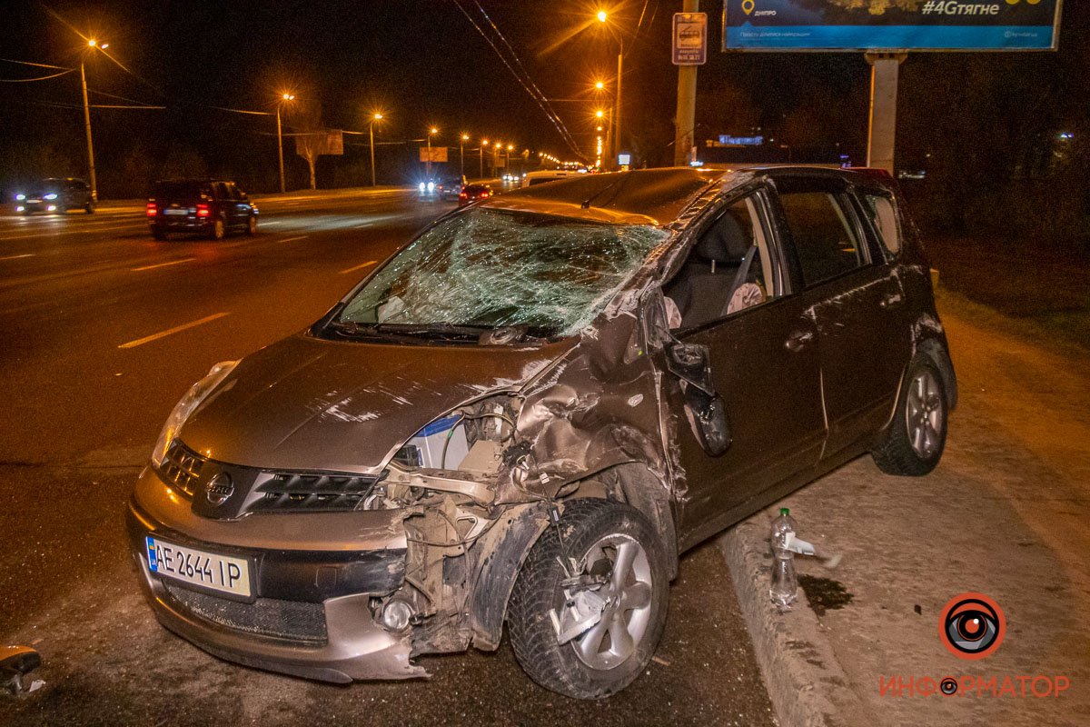 ОТ удара Nissan развернуло ОТ удара Nissan развернуло