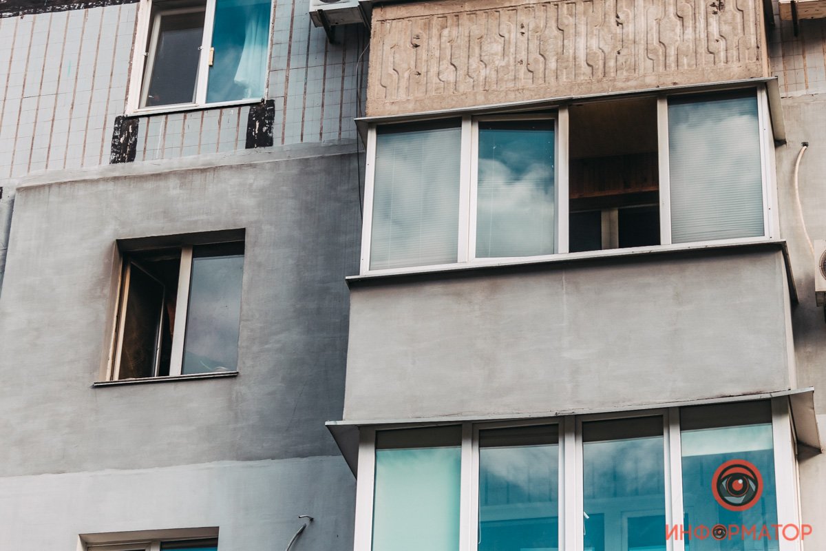 Спасатели забрались в квартиру через окно