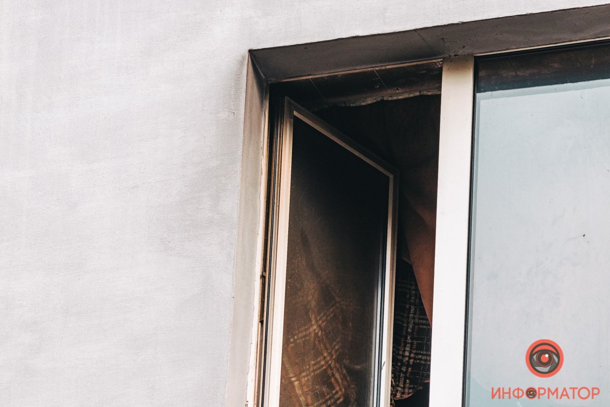 Подростка вывели на улицу и передали медикам