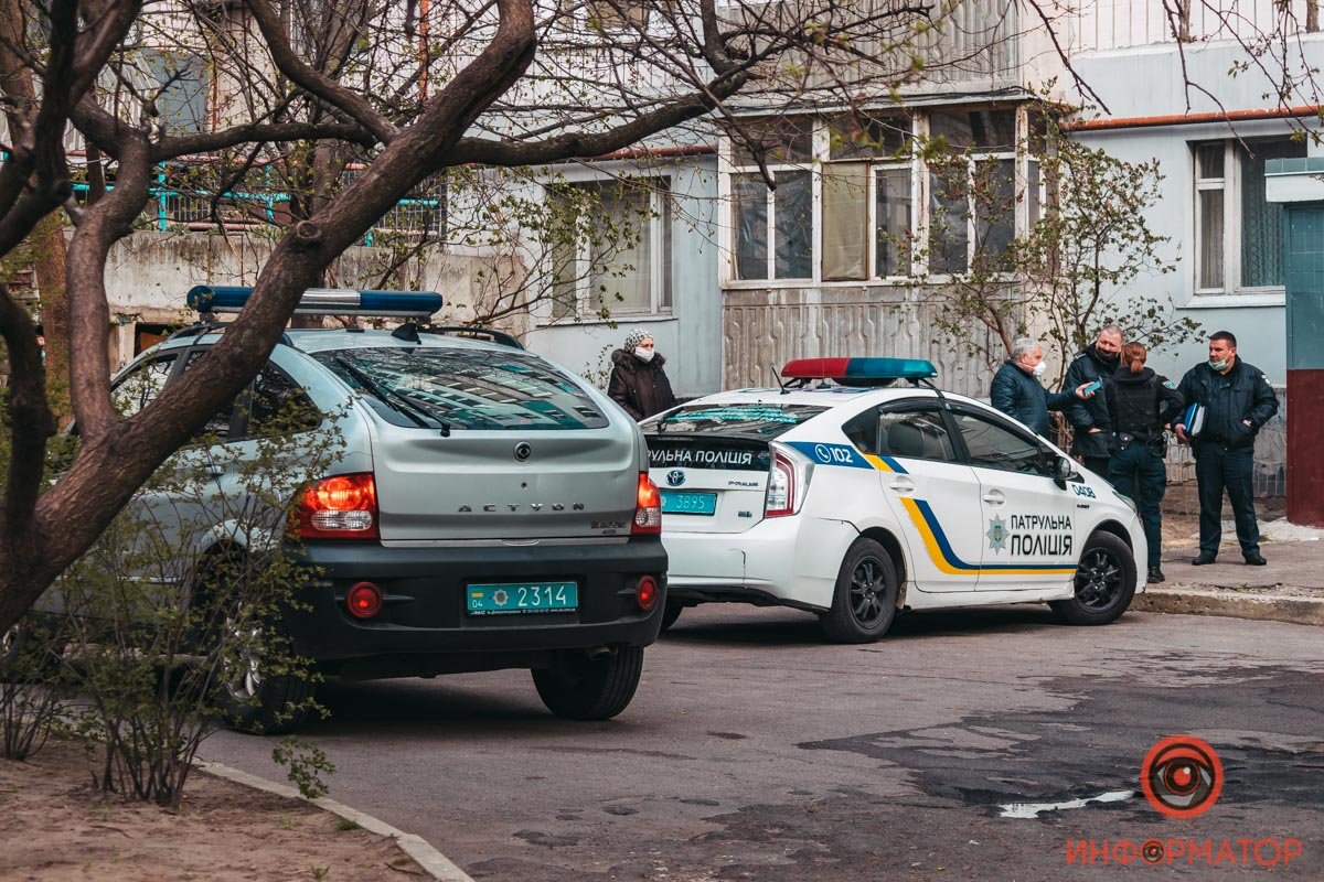 На место также вызвали сотрудников полиции