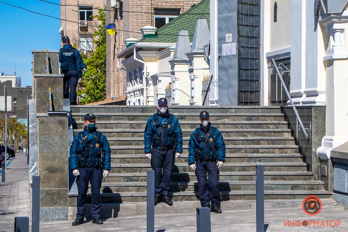 Внутрь никого не пускают Внутрь никого не пускают
