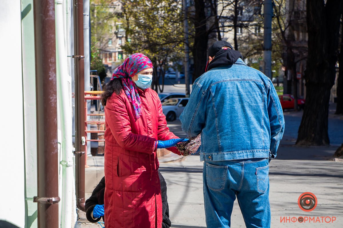 Большинство откровенно наплевали на карантинный режим и запрет на торговлю Большинство откровенно наплевали на карантинный режим и запрет на торговлю