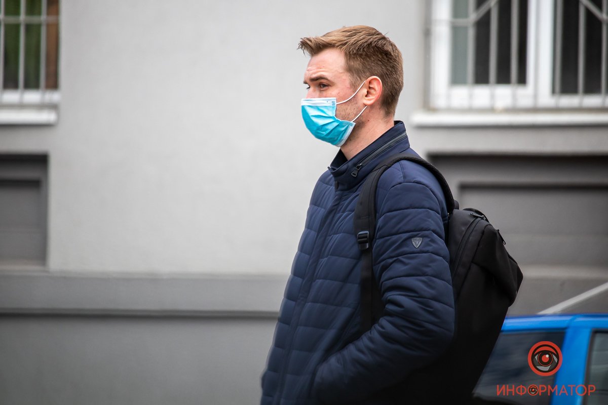 Явно что-то подозревает