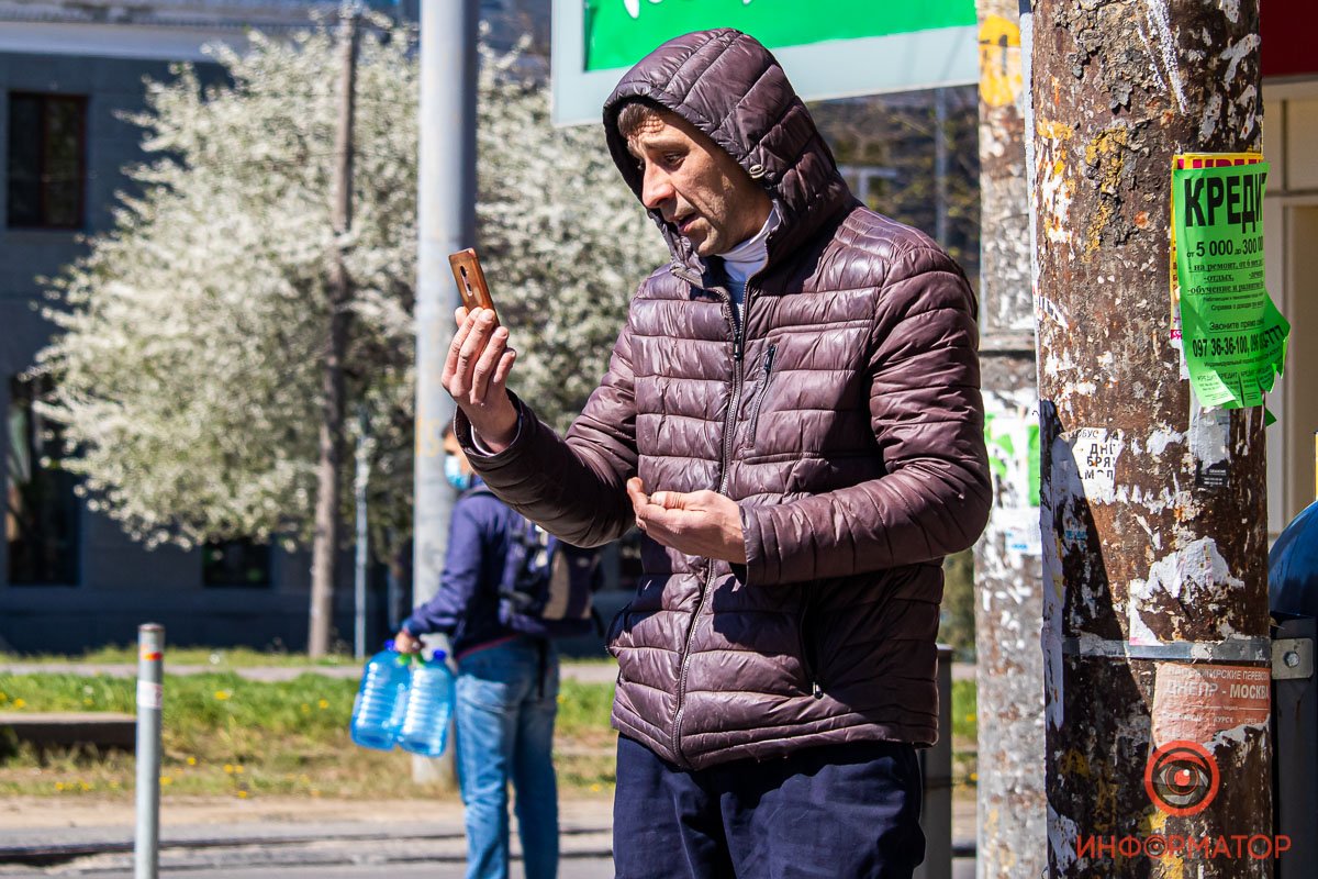 *жалуется на то, что нигде нет медицинских масок*